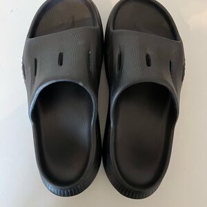 Women’s Hoka Ora recovery slide in size 7